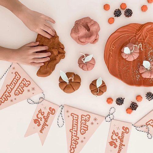 http://www.bumkins.com/cdn/shop/articles/diy-fallscented-pumpkin-pie-play-dough-recipe-bumkins.jpg?v=1676490284