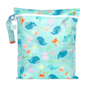 The Ocean Life Wet Bag by Bumkins is blue & green, featuring sea creatures on waterproof fabric, with a zip closure.