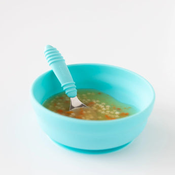 The Bumkins Silicone Grip Bowl: Blue includes chunky soup & a handle spoon, ideal for toddlers’ self-feeding adventures.