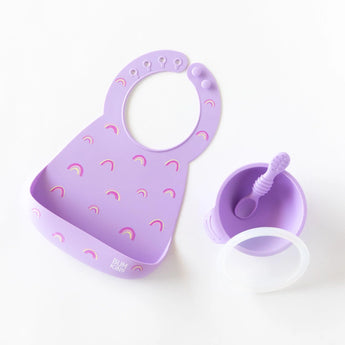 The Bumkins Silicone Bib: Rainbows, with a matching sippy cup and spoon set, ensures baby safety and prevents mealtime messes.