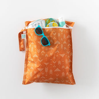 Bumkins Grounded Wet Bag: Orange patterned & waterproof, perfect for holding sunglasses, sunscreen, and diapers.